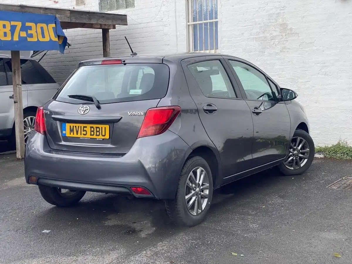2015-toyota-yaris-133-icon-vvt-i-5d-big-12