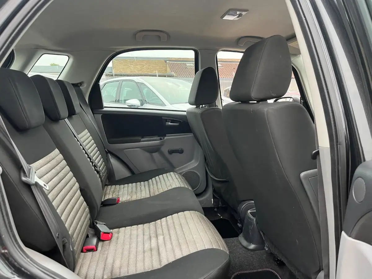 2012-suzuki-sx4-16-sz3-big-13