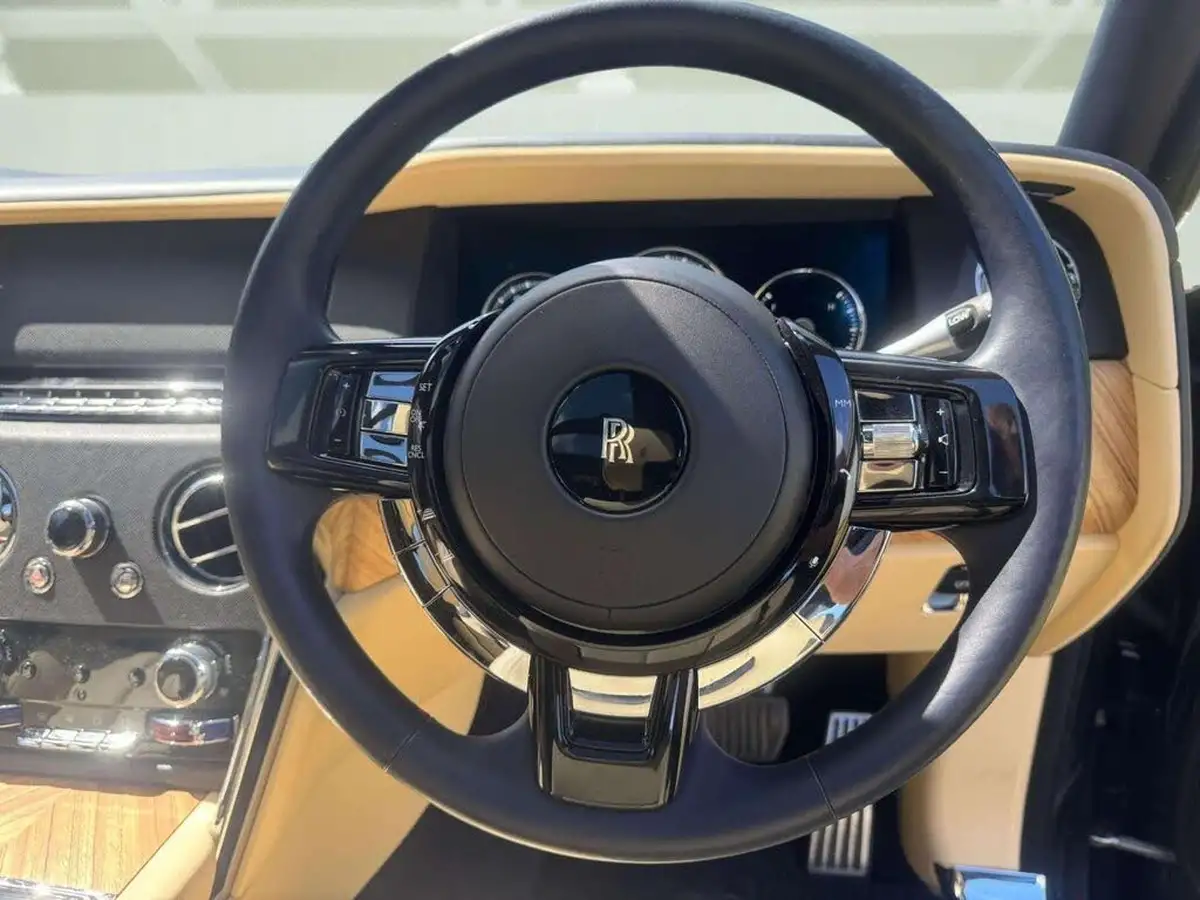 2019-rolls-royce-cullinan-awd-big-4