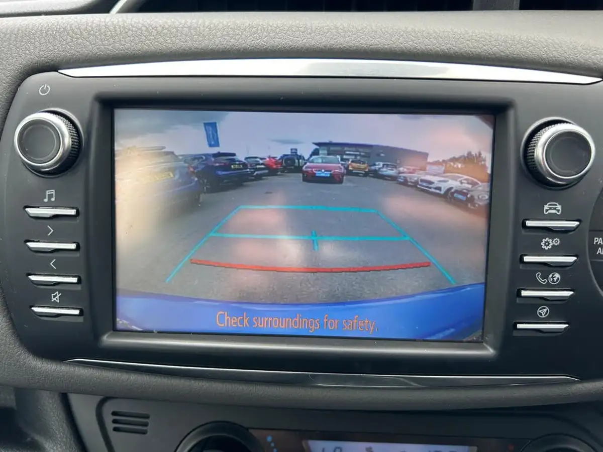 2019-toyota-yaris-15-vvt-i-icon-tech-98bhp-hybrid-1497cc-e-cvt-big-11
