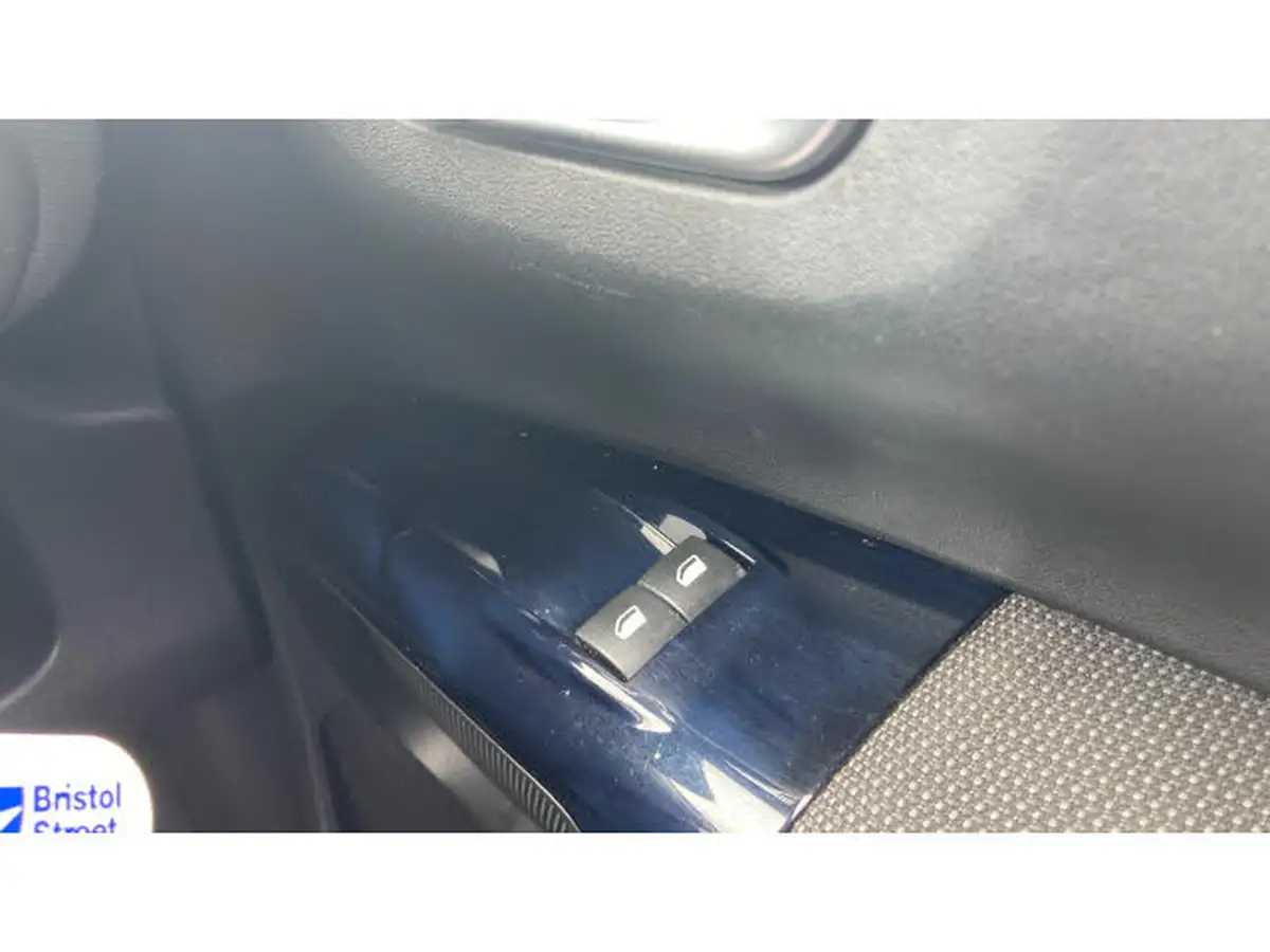 2016-citroen-c4-cactus-16bluehdi-flair-big-20