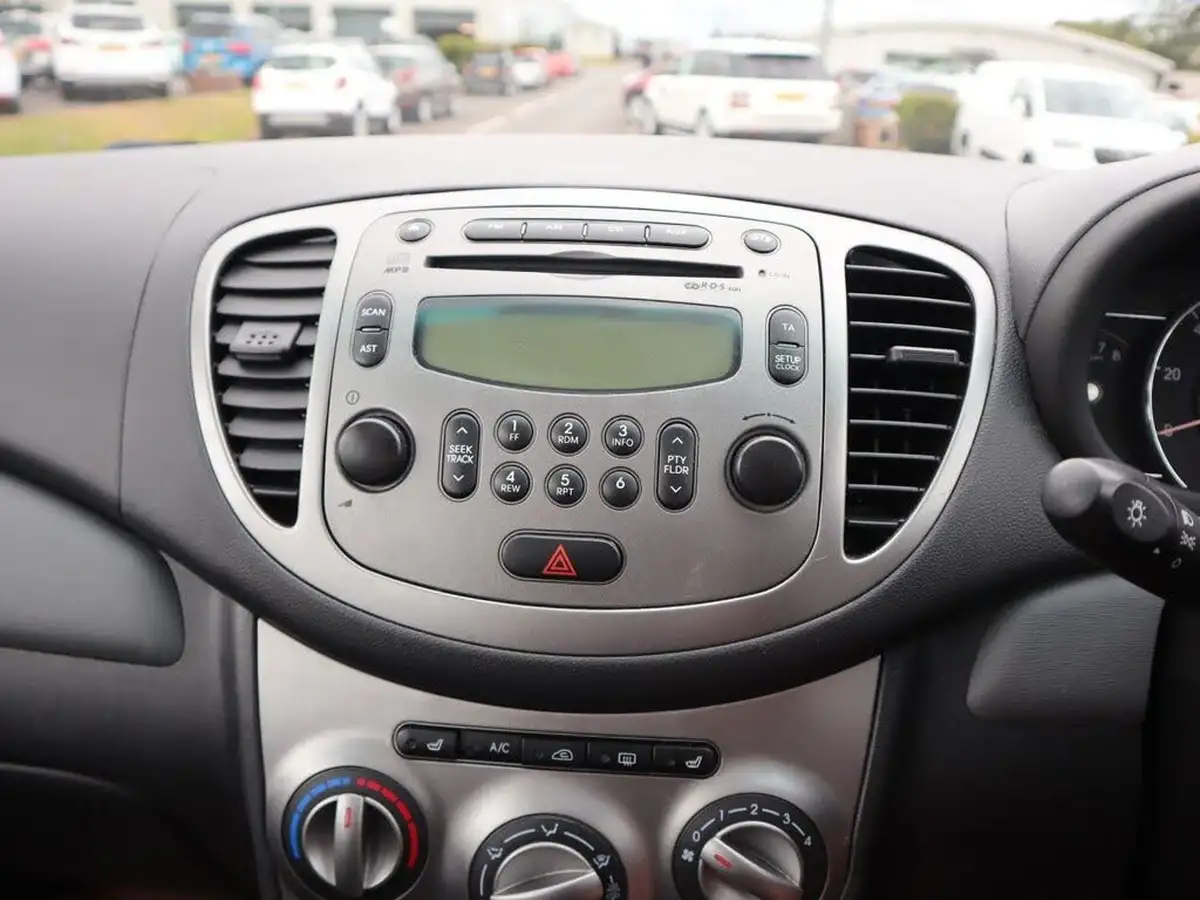 2012-hyundai-i10-12-style-85bhp-big-31