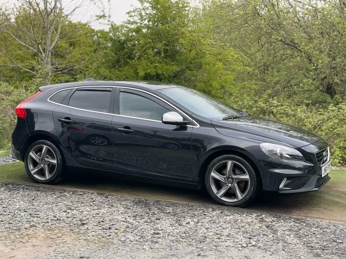 2014-volvo-v40-16td-d2-r-design-lux-powershift-big-3