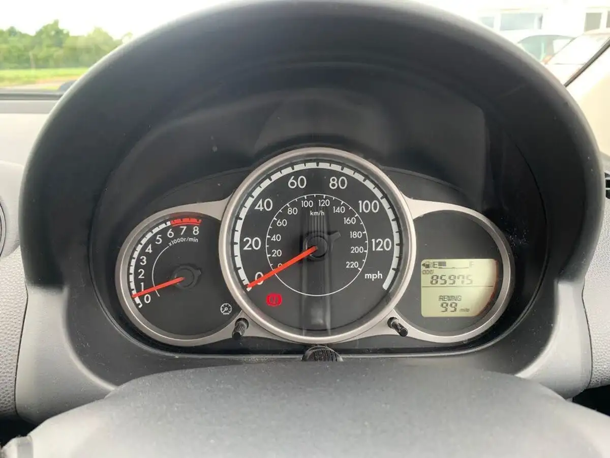 2014-mazda-mazda2-13-sport-venture-big-7