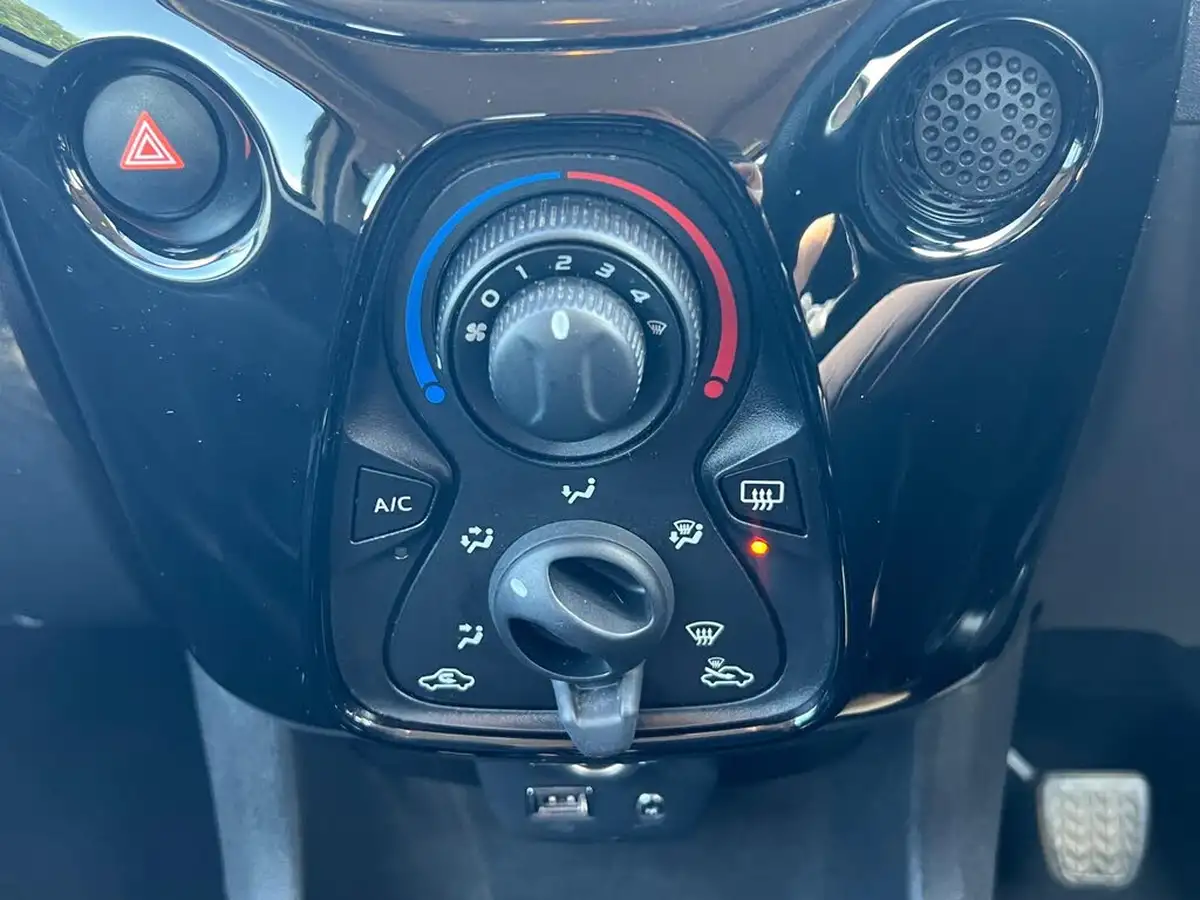 2017-citroen-c1-10-vti-airscape-feel-big-23