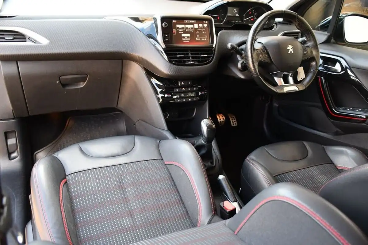 2016-peugeot-208-12-puretech-gt-line-5d-big-24