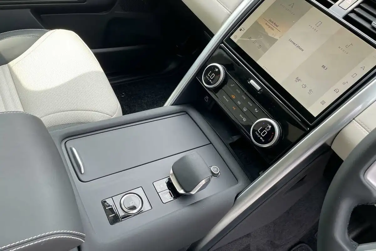 2025-land-rover-discovery-30-d350-metropolitan-edition-big-17
