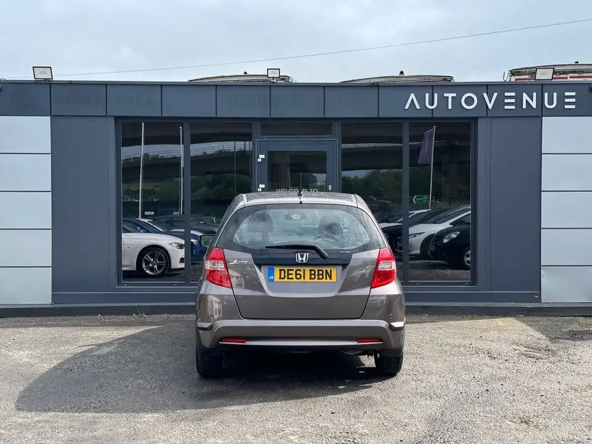 2011-honda-jazz-14-es-cvt-big-8