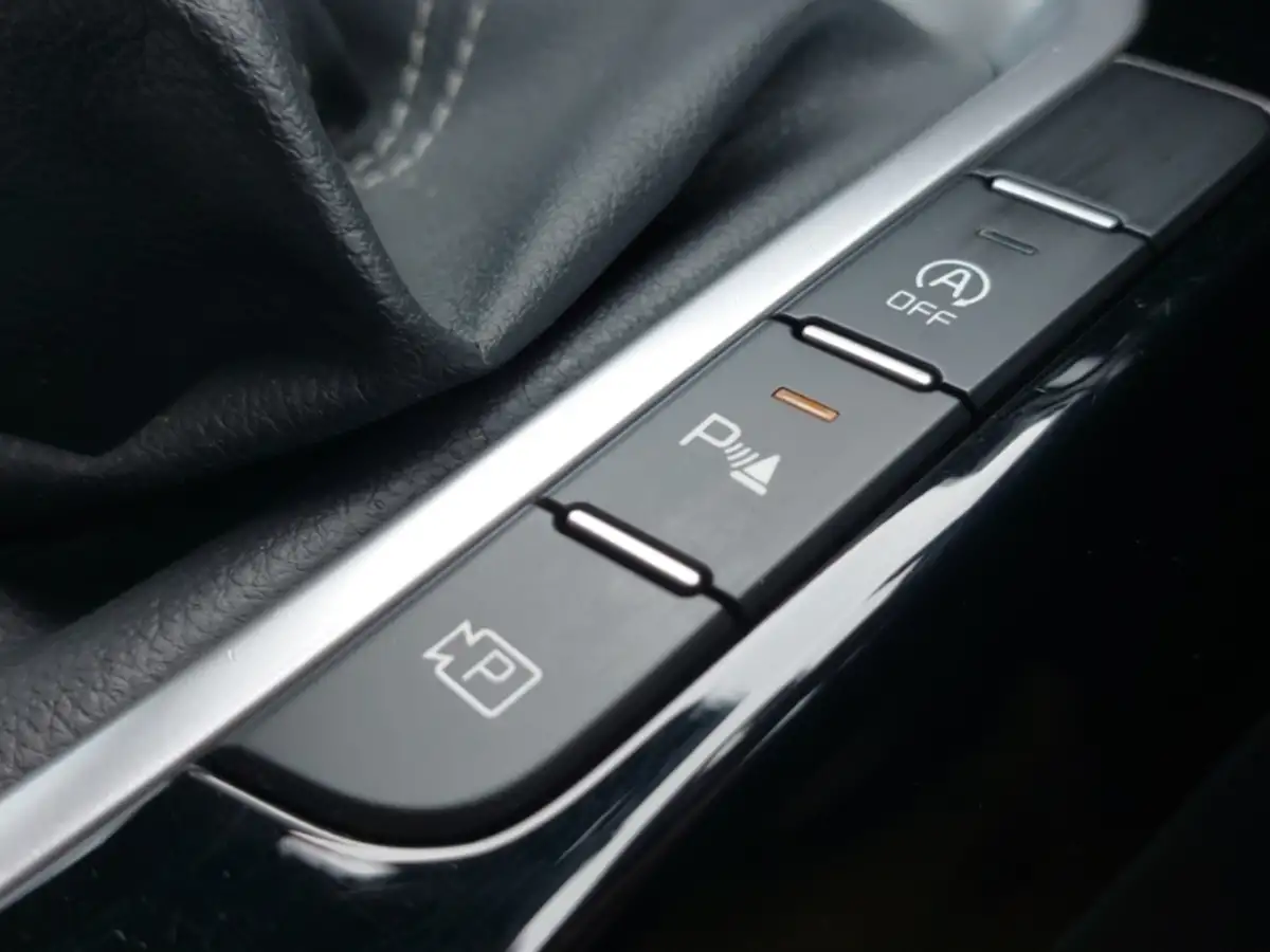 2022-toyota-corolla-18-vvt-i-icon-120bhp-saloon-4d-big-12