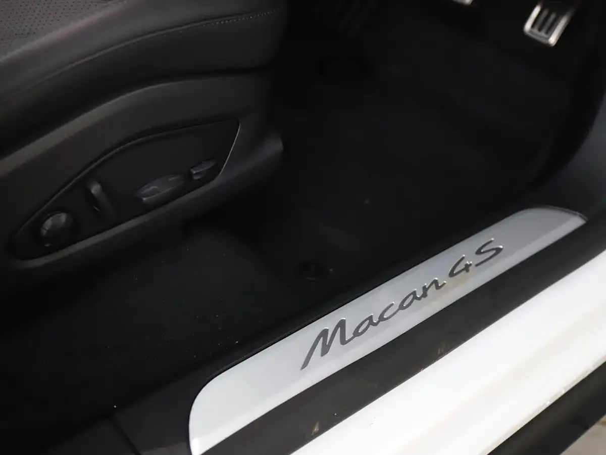 2025-porsche-macan-e-4s-electric-big-36
