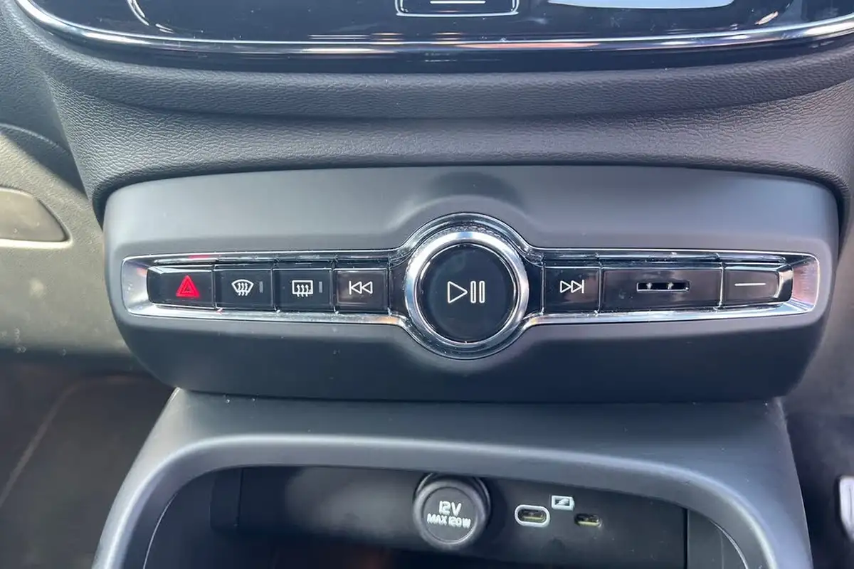 2024-volvo-xc40-20-b3-plus-big-13