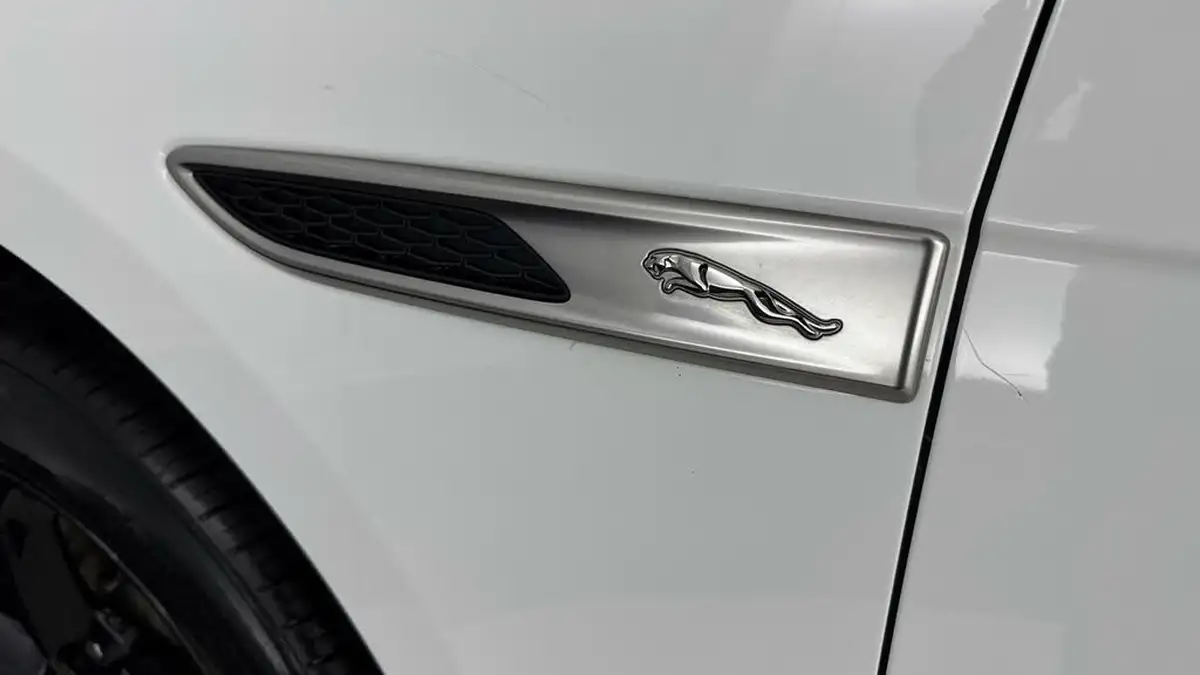 2021-jaguar-f-pace-20-p400e-s-big-28