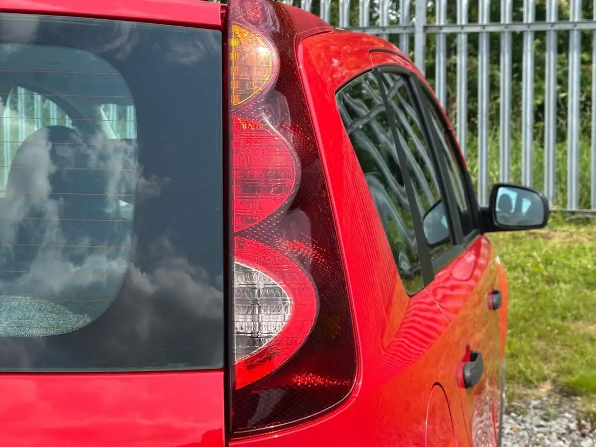 2011-nissan-note-14-visia-big-10
