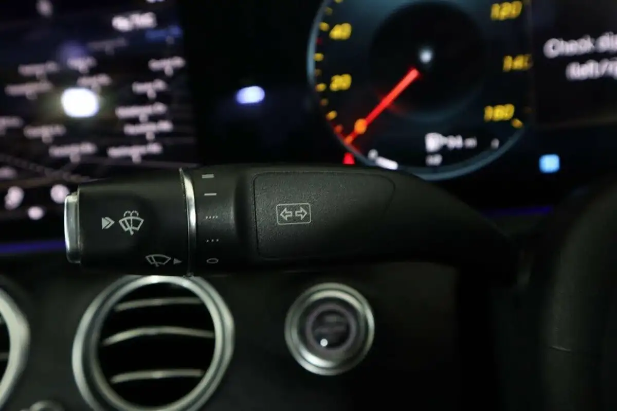 2020-mercedes-benz-e-class-20d-e300de-amg-line-eq-power-saloon-4d-big-15