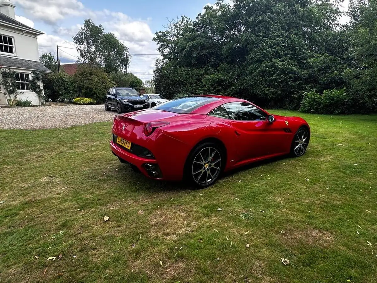 2010-ferrari-california-43-big-11