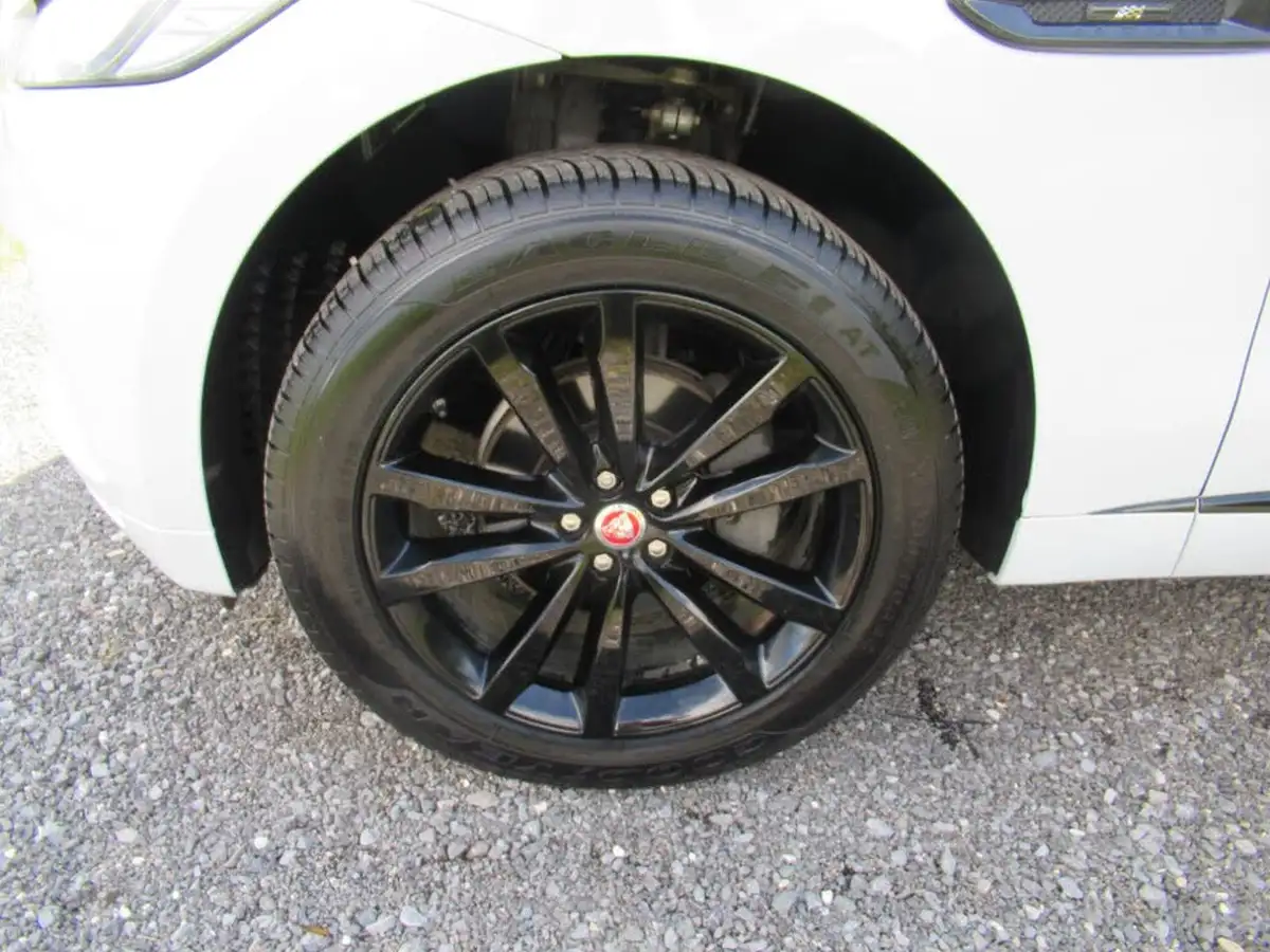 2019-jaguar-f-pace-20-i4d-chequered-flag-180ps-big-10