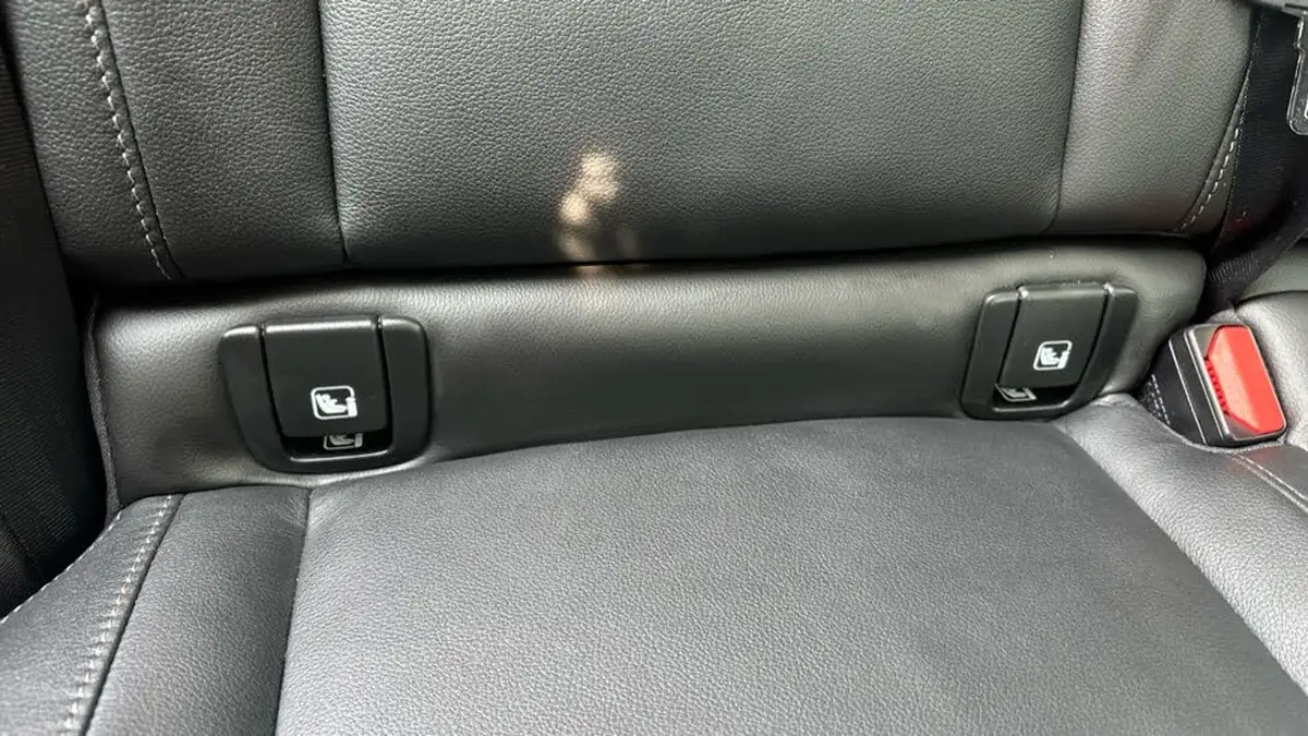 2024-volvo-xc40-20-b4-ultra-bright-big-26