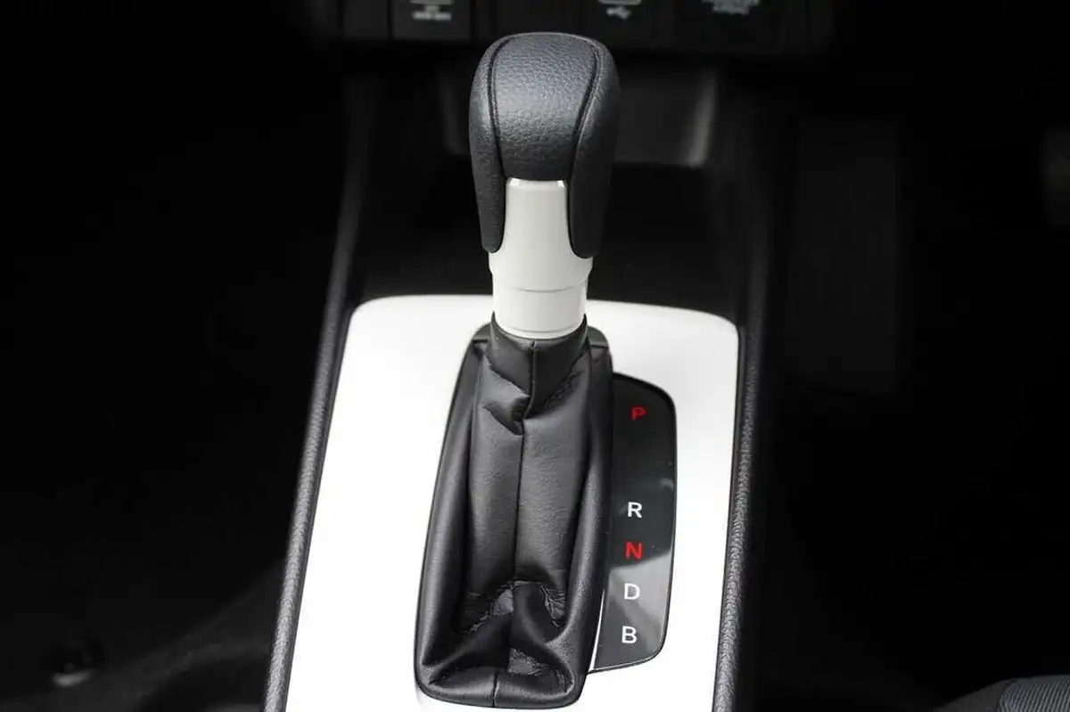 2023-honda-jazz-15-i-mmd-se-big-28