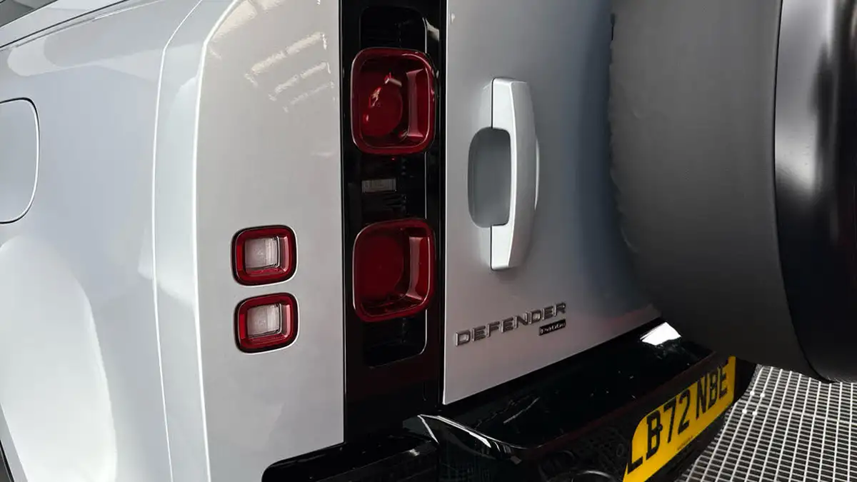 2022-land-rover-110-defender-20-p400e-x-dynamic-s-big-36