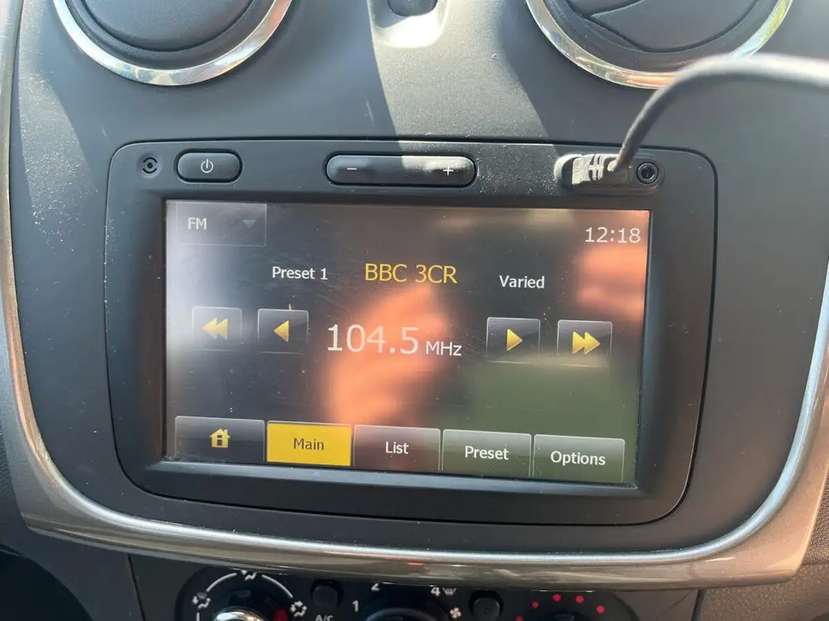 2015-dacia-sandero-15d-laureate-big-24