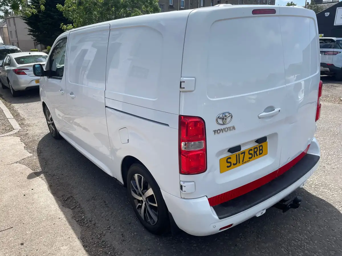 2017-toyota-proace-16d-comfort-compact-big-5