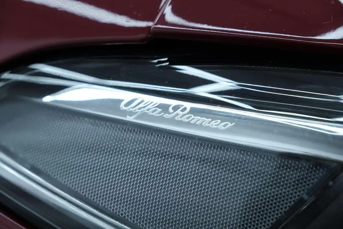2017-alfa-romeo-giulia-20-veloce-big-35