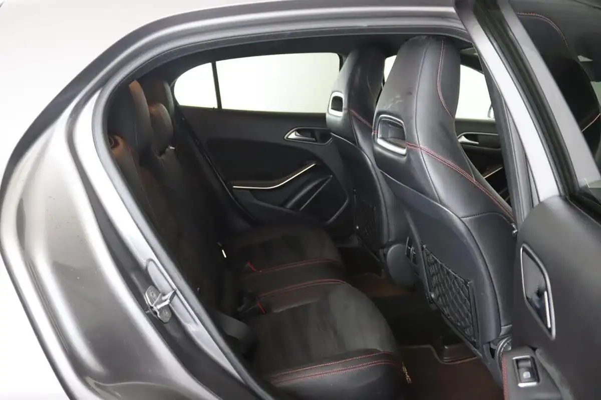 2018-mercedes-benz-gla-class-16-gla-200-amg-line-156ps-executive-big-13
