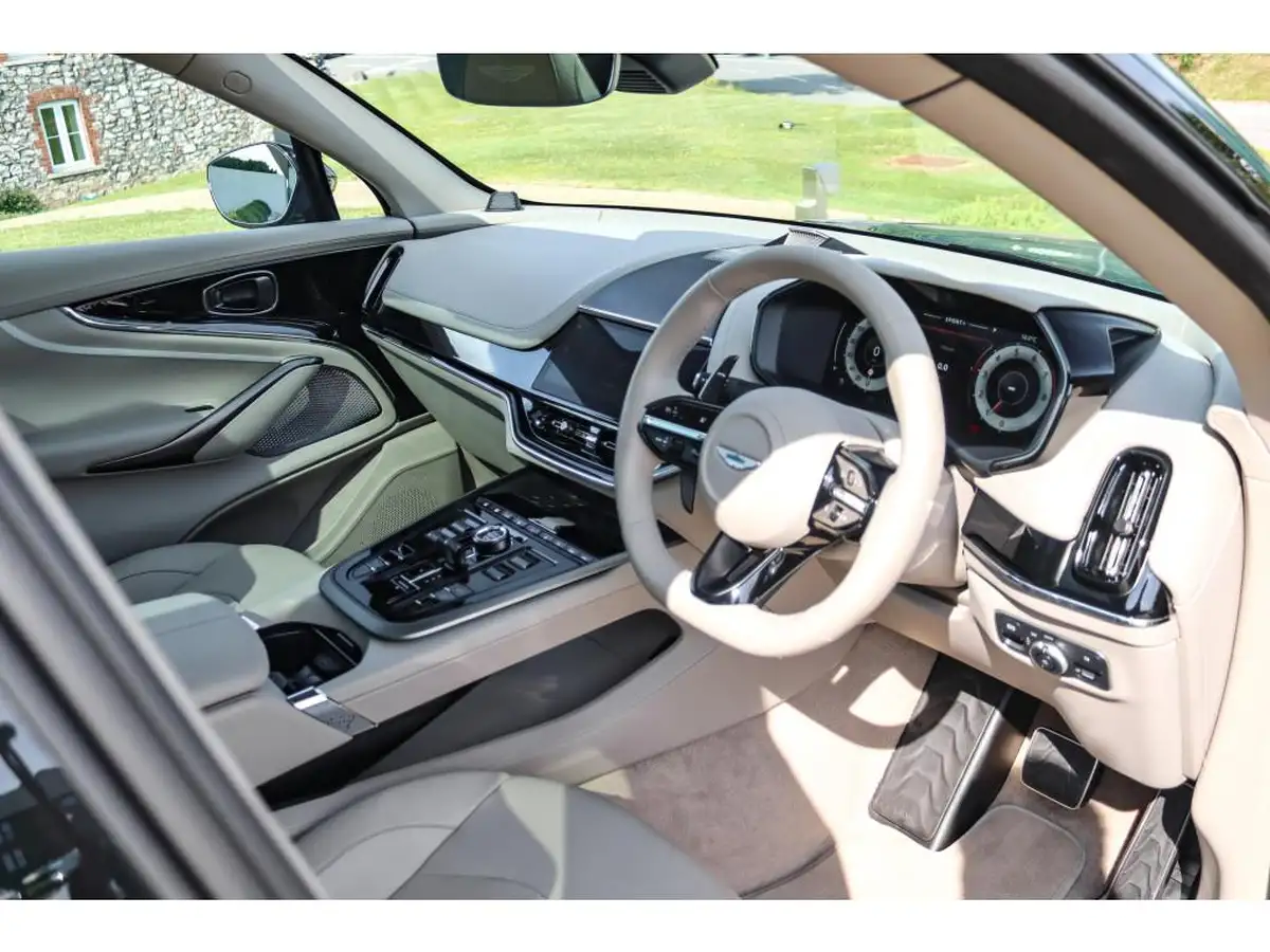 2024-aston-martin-dbx-40-v8-big-2