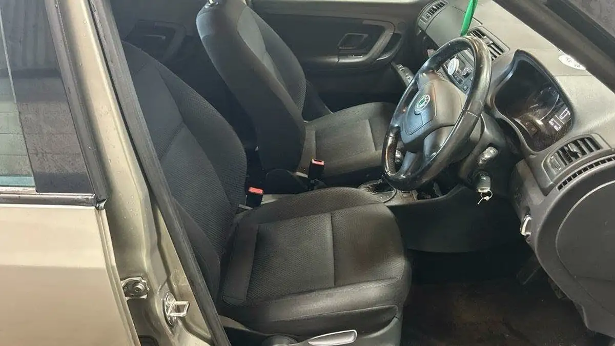 2011-skoda-fabia-12-elegance-105ps-hatchback-1197cc-dsg-big-6