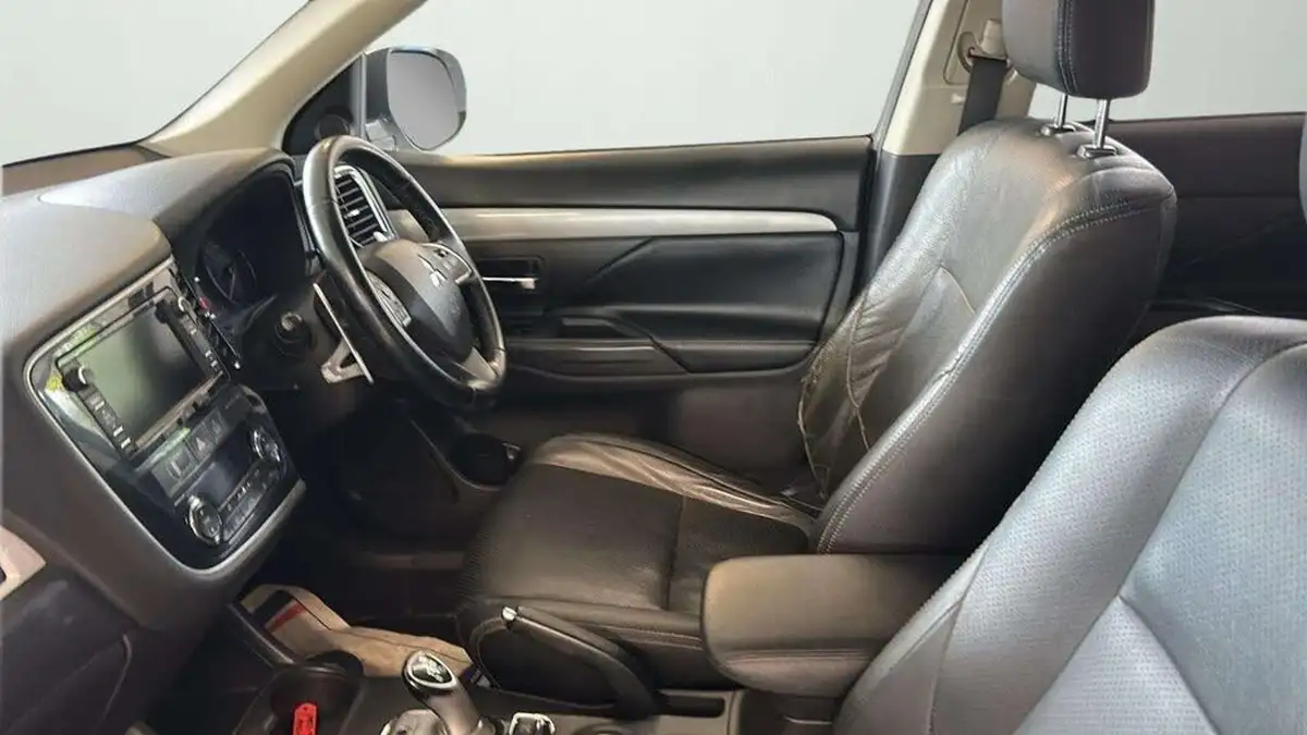 2015-mitsubishi-outlander-20-gx4h-phev-big-41