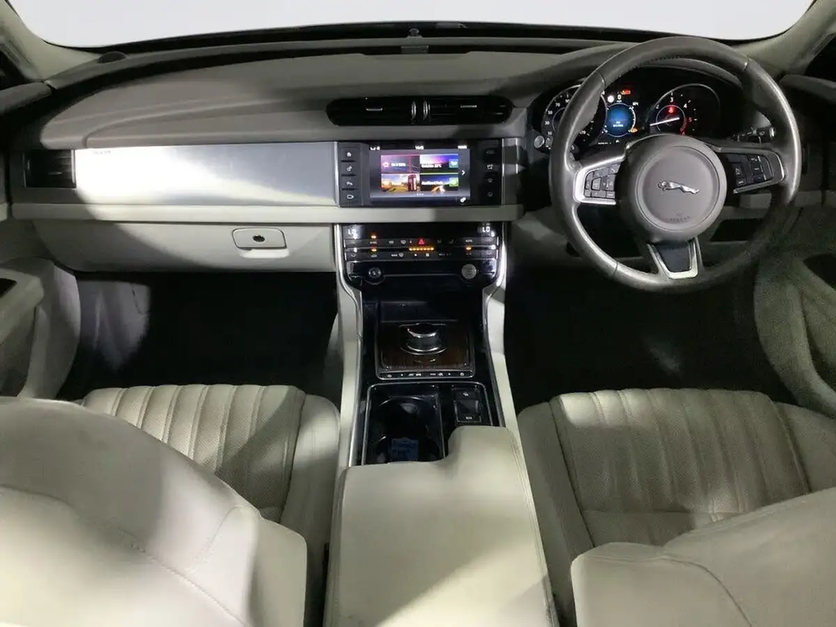 2017-jaguar-xf-20td-portfolio-180ps-saloon-4d-1999cc-auto-big-2