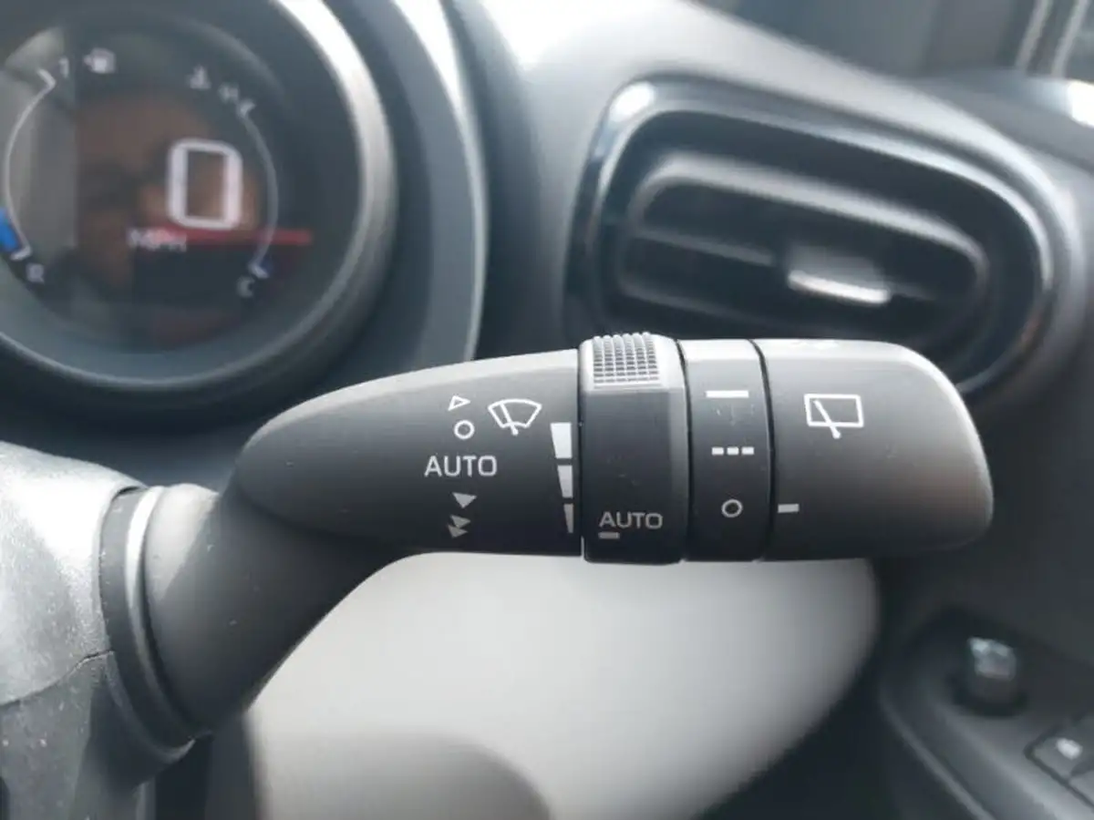 2022-toyota-yaris-cross-15-vvt-i-icon-big-15