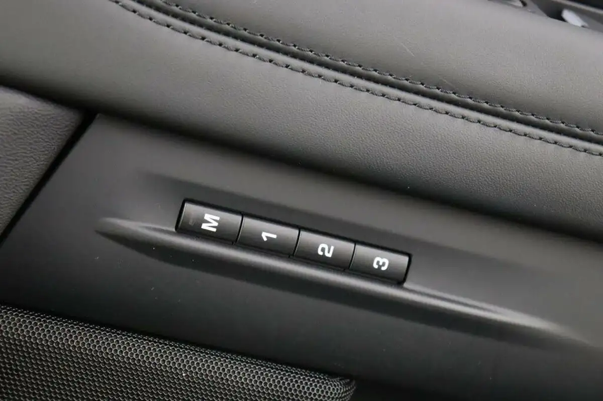 2022-land-rover-range-rover-evoque-15-p300e-r-dynamic-hse-big-24
