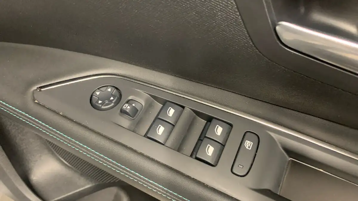 2021-peugeot-5008-suv-12-puretech-allure-premium-eat8-big-21