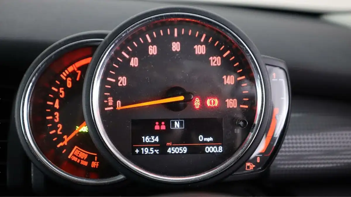 2019-mini-cooper-15-cooper-classic-hatchback-3d-big-10