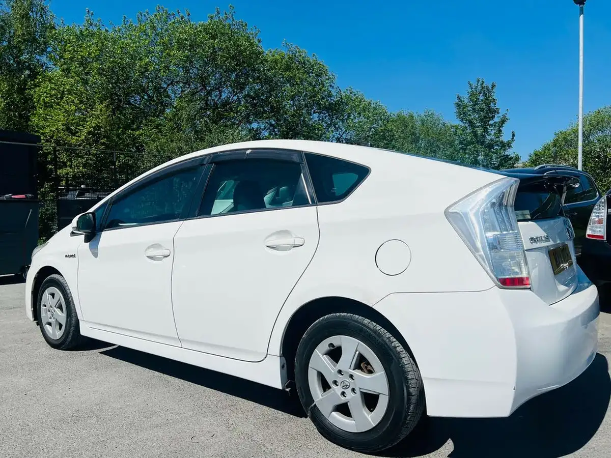 2011-toyota-prius-big-10