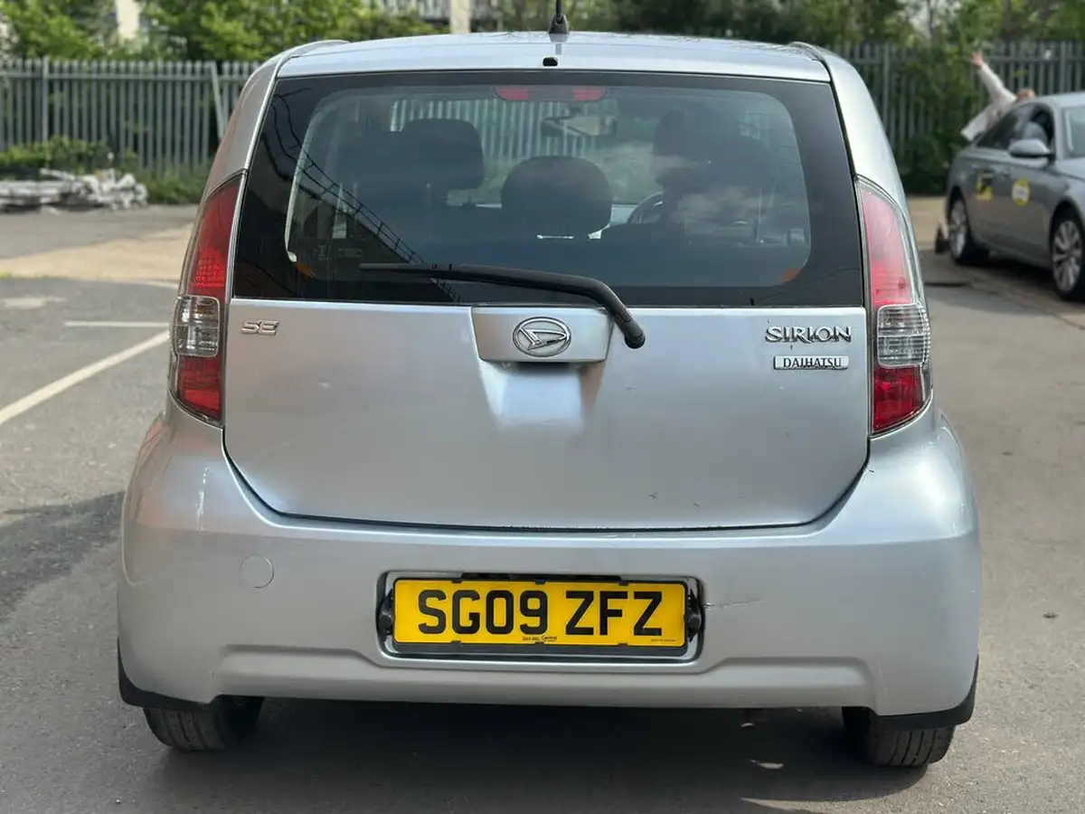 2009-daihatsu-sirion-13-se-big-4