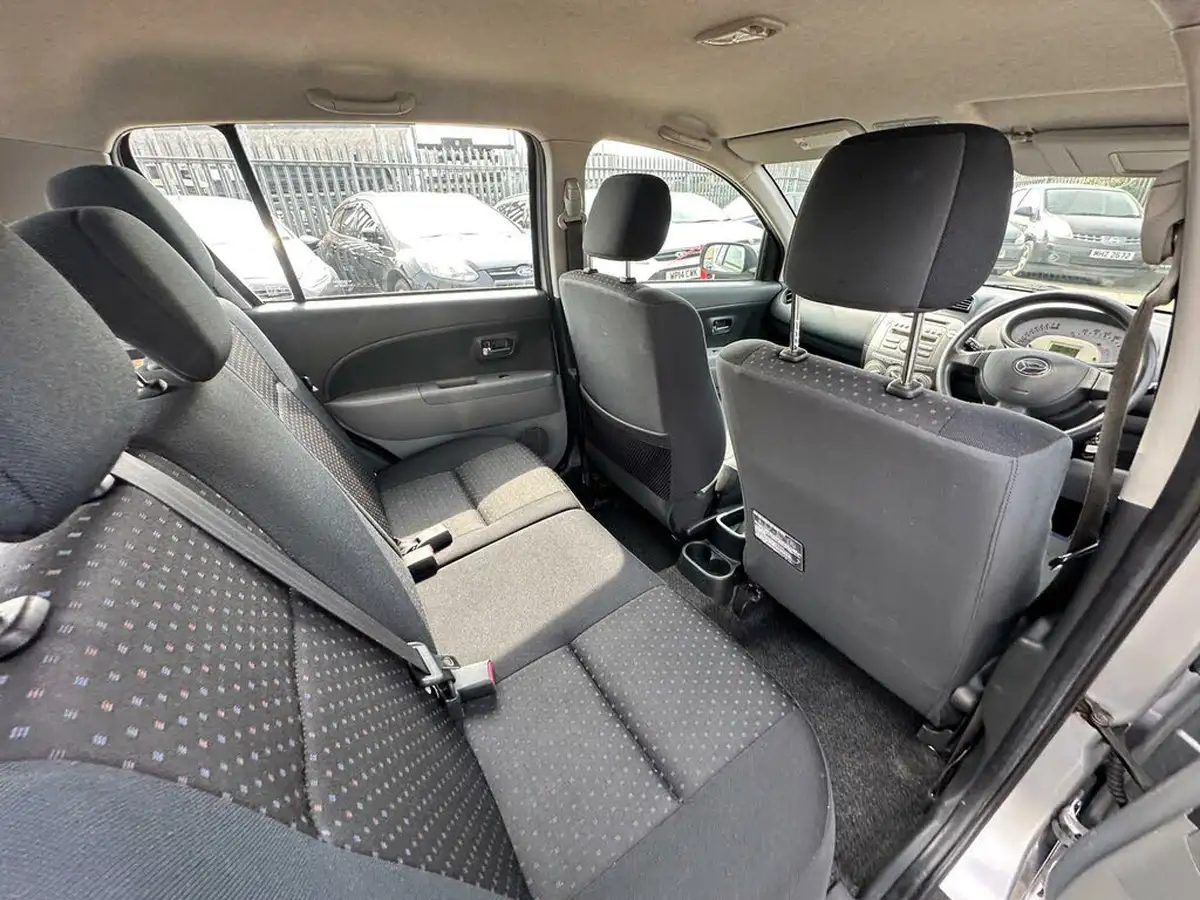 2009-daihatsu-sirion-13-se-big-32