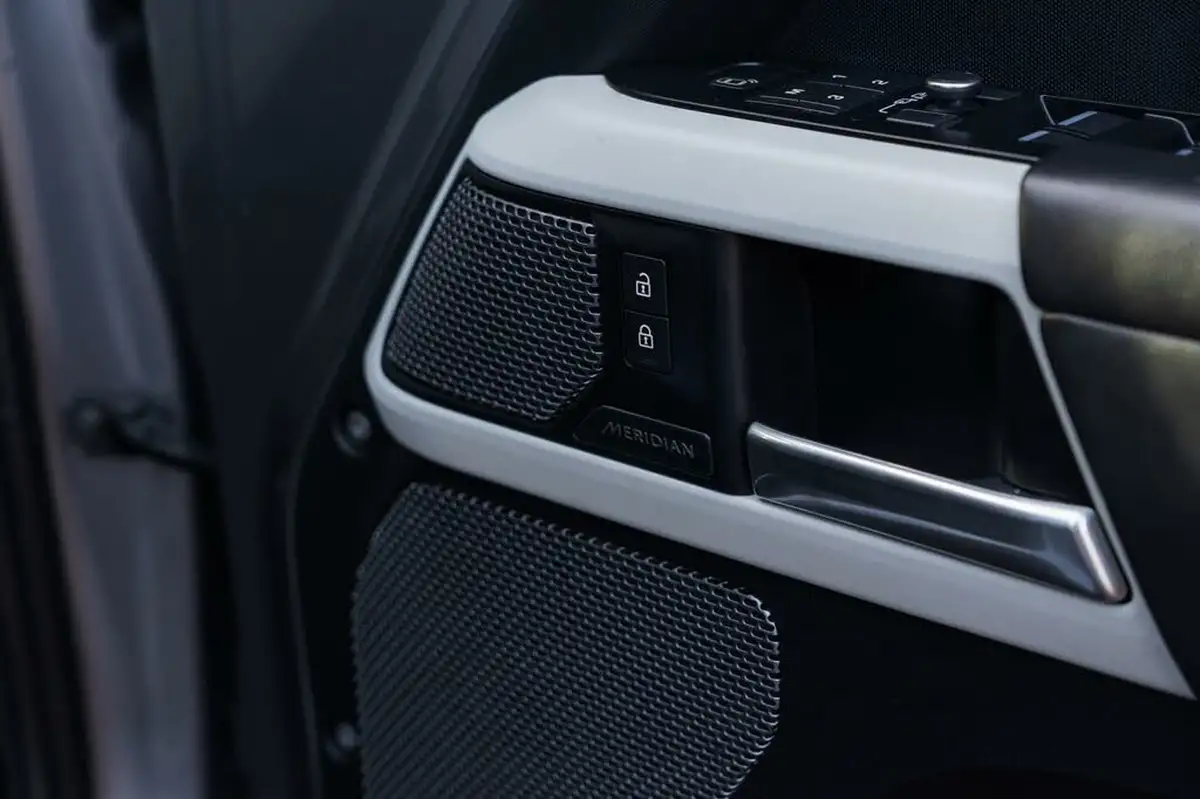 2021-land-rover-110-defender-30-d250-hse-big-22