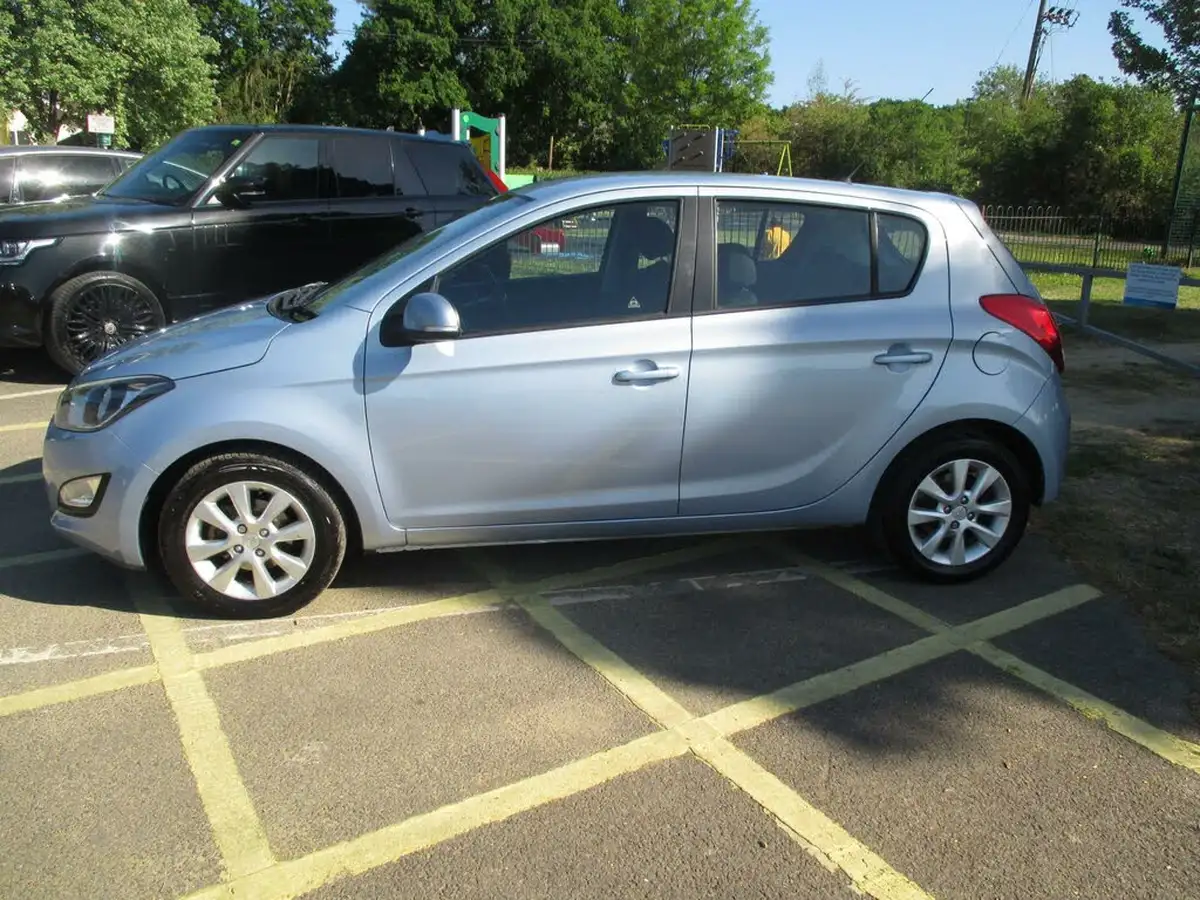 2014-hyundai-i20-12-active-5d-big-16