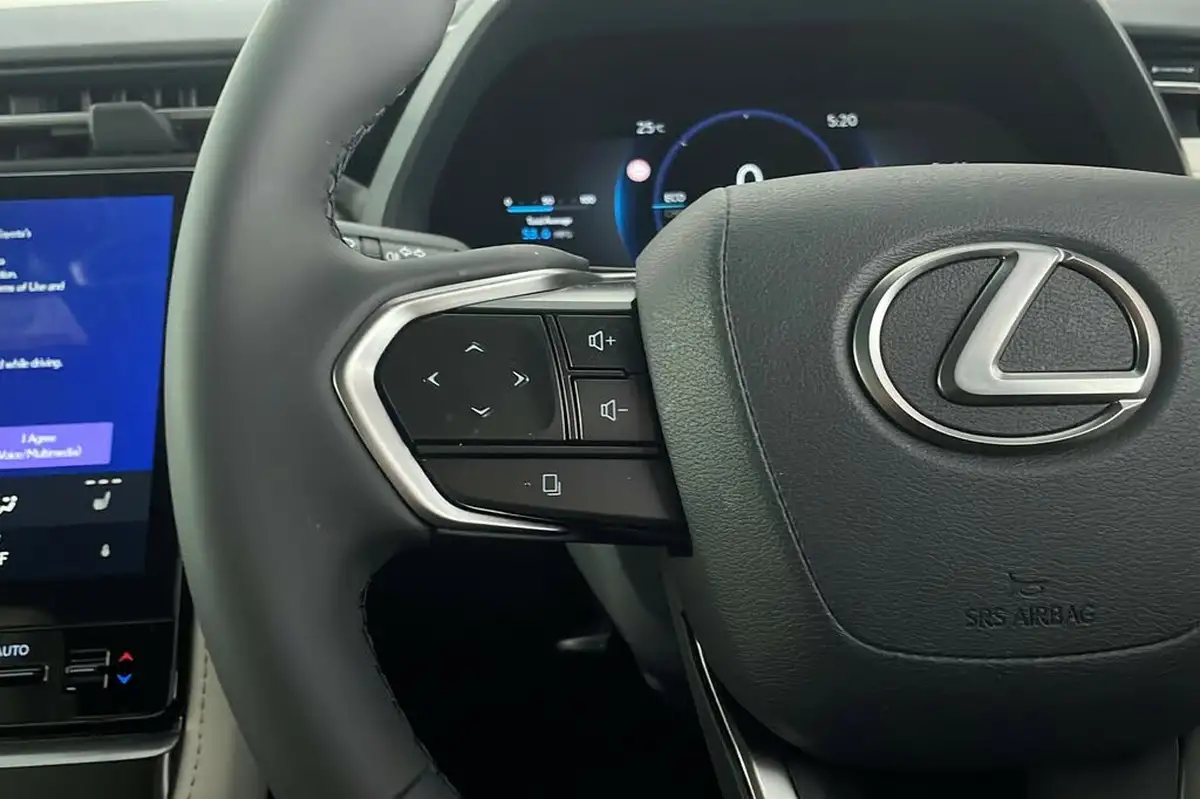 2025-lexus-lbx-15-premium-plus-big-14