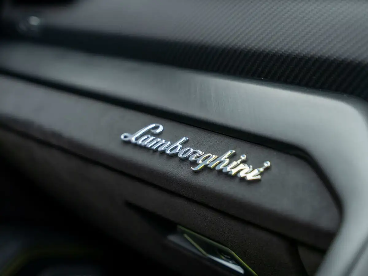 2022-lamborghini-urus-40-no-trim-big-14