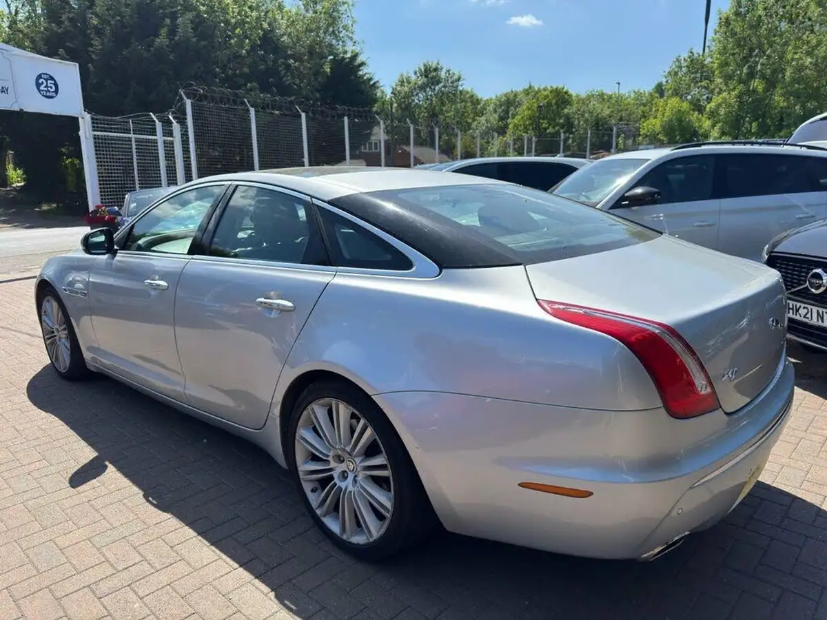 2010-jaguar-xj-series-30td-xj-portfolio-lwb-big-3