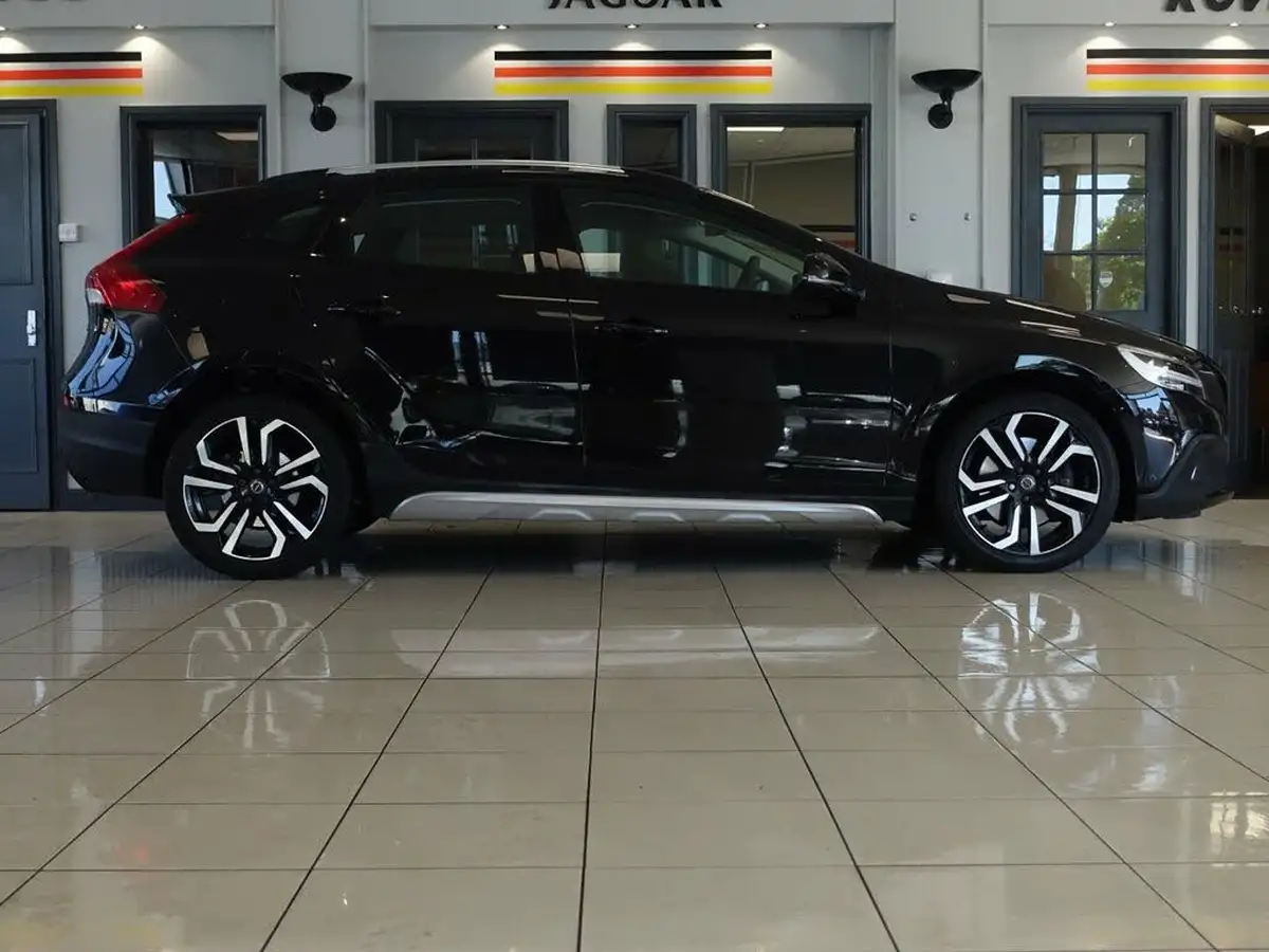 2018-volvo-v40-15-t3-cross-country-pro-big-1