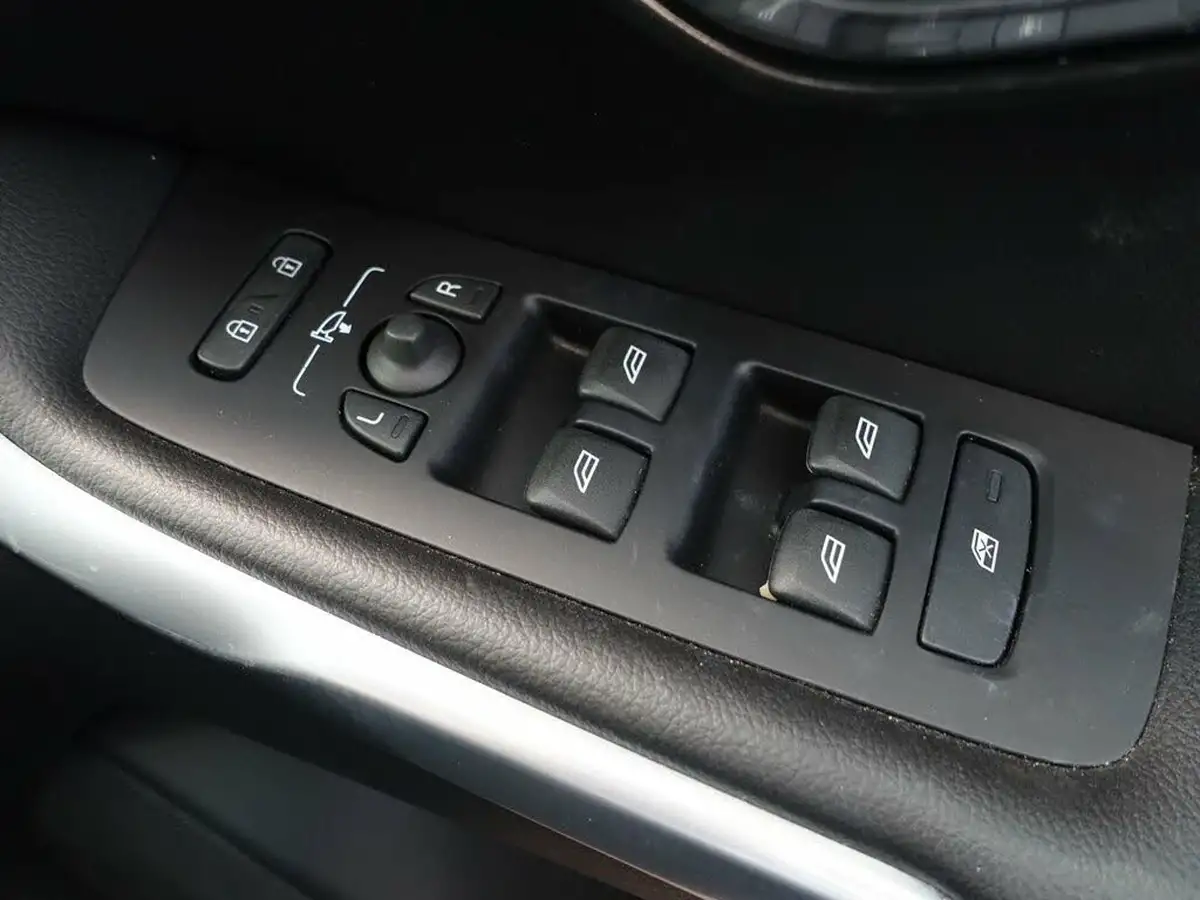 2018-volvo-v40-15-t3-cross-country-pro-big-25