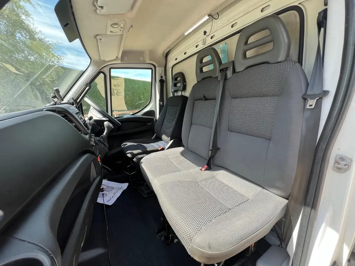 2016-iveco-daily-s-class-23td-35s11-3000-big-13