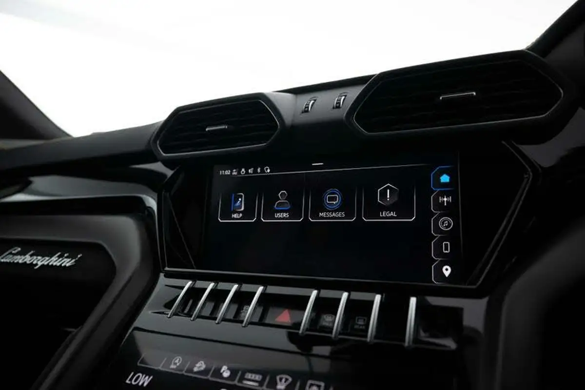 2023-lamborghini-urus-40-no-trim-big-11