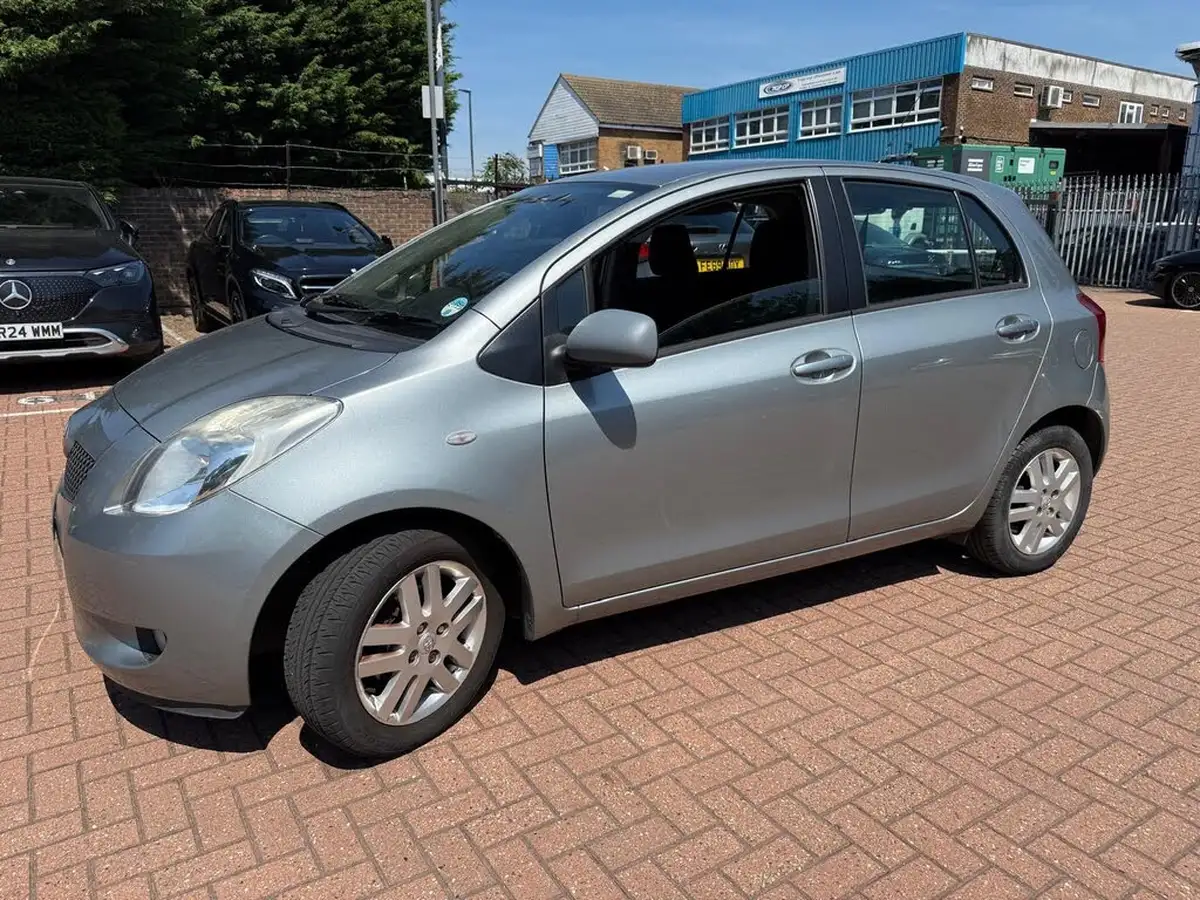 2007-toyota-yaris-13-tr-5d-big-7