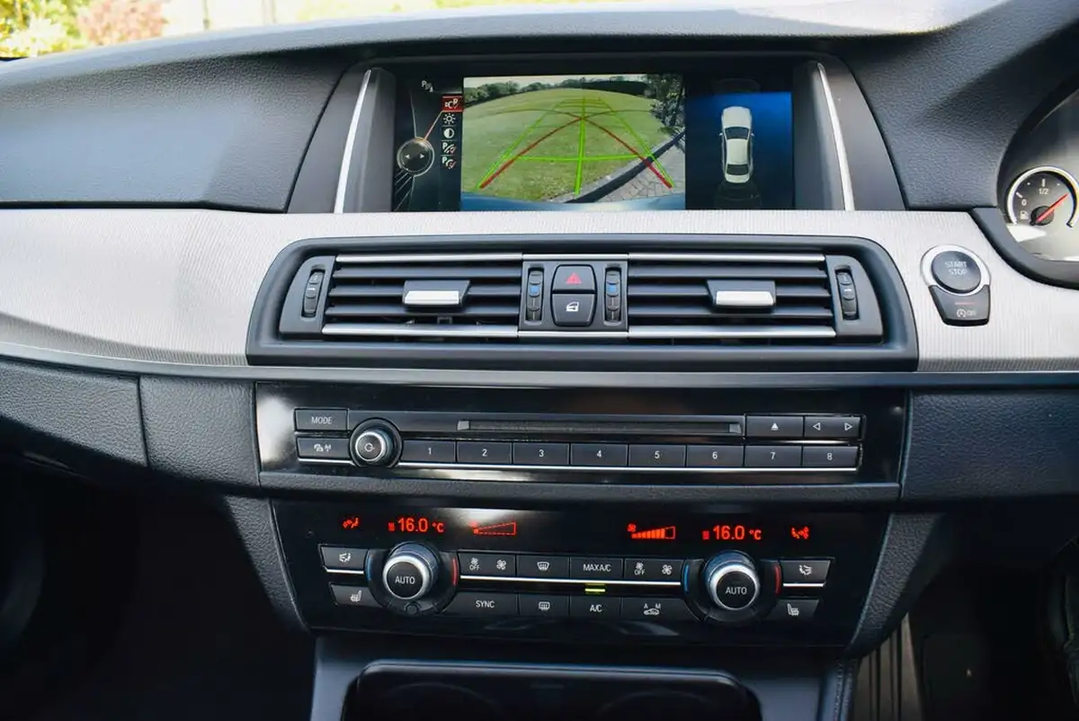 2014-bmw-5-series-44-m5-big-15