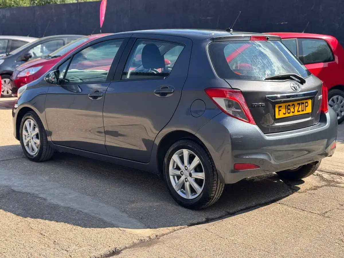 2013-toyota-yaris-133-tr-vvt-i-5d-big-2